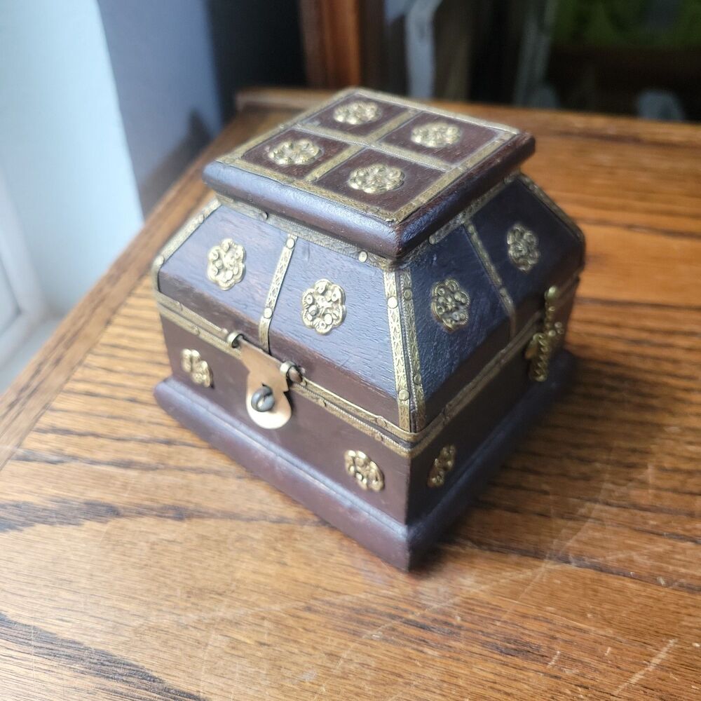 Vtg Three Kings Gifts Frankincense in Wood Round Box Brass Accent Birds Red Silk